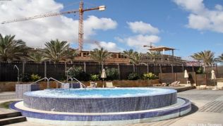 Lärm von einer Baustelle kann die Erholung im Urlaub stark beeinträchtigen. Eine Minderung des Reisepreises ist dann möglich - wenn das Problem vor Ort gemeldet wird Lärm von einer Baustelle kann die Erholung im Urlaub stark beeinträchtigen. Eine Minderung des Reisepreises ist dann möglich - wenn das Problem vor Ort gemeldet wird