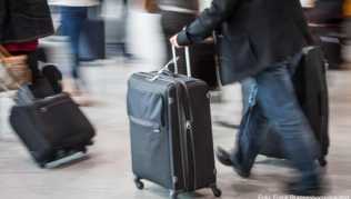 Nicht zu knapp kalkulieren: Am Flughafen müssen Reisende genug Puffer für die Sicherheitskontrollen einplanen Nicht zu knapp kalkulieren: Am Flughafen müssen Reisende genug Puffer für die Sicherheitskontrollen einplanen
