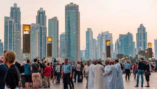 Den Flug nach Dubai verpassten die Kläger, weil der Zug zum Flughafen Verspätung hatte Den Flug nach Dubai verpassten die Kläger, weil der Zug zum Flughafen Verspätung hatte