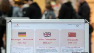 Wie hier am Flughafen Hamburg werden Touristen vielerorts über richtiges Verhalten in Bezug auf das neuartige Coronavirus informiert. Wer aus Sorge, sich am Urlaubsort anstecken zu können, eine Tour storniert, darf jedoch nicht auf die Reiserücktrittskostenversicherung hoffen Wie hier am Flughafen Hamburg werden Touristen vielerorts über richtiges Verhalten in Bezug auf das neuartige Coronavirus informiert. Wer aus Sorge, sich am Urlaubsort anstecken zu können, eine Tour storniert, darf jedoch nicht auf die Reiserücktrittskostenversicherung hoffen