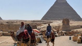 Können wieder besichtigt werden: Die Pyramiden in Giseh liegen in einem sicheren Gebiet, ebenso die Badeorte am Roten Meer. Fast alles andere bleibt kritisch##Foto: HYahya Arhab Können wieder besichtigt werden: Die Pyramiden in Giseh liegen in einem sicheren Gebiet, ebenso die Badeorte am Roten Meer. Fast alles andere bleibt kritisch