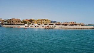 Schöner Schein: Im ägyptischen Badeort El Gouna ist in den vergangenen 23 Jahren eine künstliche Lagunenstadt entstanden.##Foto: Christoph Strotmann Schöner Schein: Im ägyptischen Badeort El Gouna ist in den vergangenen 23 Jahren eine künstliche Lagunenstadt entstanden.