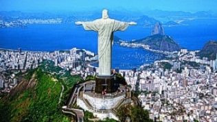 Die Christus-Statue über Rio de Janeiro: Darunter liegen Traumstrände, aber auch die Favelas, die Armenviertel der Stadt.##Foto: Embratur/Angelo Cavalli Die Christus-Statue über Rio de Janeiro: Darunter liegen Traumstrände, aber auch die Favelas, die Armenviertel der Stadt.