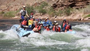 Wellenritt in der Wüste: Rund 3000 Touristen besuchen den Cataract Canyon jährlich##Foto: Aramark Parks and Destinations Wellenritt in der Wüste: Rund 3000 Touristen besuchen den Cataract Canyon jährlich