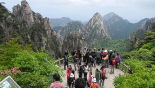 Ausblick mit Gesellschaft: An den Aussichtsterrassen sind Besucher selten allein##Foto: Karin Schumann Ausblick mit Gesellschaft: An den Aussichtsterrassen sind Besucher selten allein