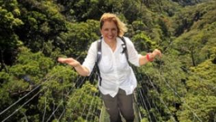 Mitten durch den Dschungel: An vielen Orten hat man wie im Nebelwald um den Vulkan Rincón de la Vieja Baumwipfelpfade - sogenannte Canopy-Anlagen - eingerichtet##Foto: Michael Juhran Mitten durch den Dschungel: An vielen Orten hat man wie im Nebelwald um den Vulkan Rincón de la Vieja Baumwipfelpfade - sogenannte Canopy-Anlagen - eingerichtet