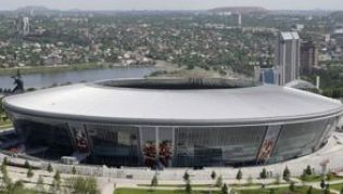 Der Unternehmer Rinat Achmetow hat sich für rund 280 Millionen Euro in seiner Heimatstadt quasi selbst ein Denkmal gesetzt: die Donbass Arena.##Foto: Ukrainische Botschaft Der Unternehmer Rinat Achmetow hat sich für rund 280 Millionen Euro in seiner Heimatstadt quasi selbst ein Denkmal gesetzt: die Donbass Arena.