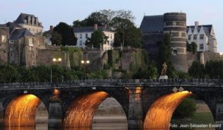 Wer auf der Loire eine Kreuzfahrt macht, kann auch einen Ausflug nach Angers machen und das alte Schloss bewundern##Foto: Jean-Sébastien Evrard Wer auf der Loire eine Kreuzfahrt macht, kann auch einen Ausflug nach Angers machen und das alte Schloss bewundern