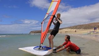Surflehrer Enrico bringt Carolin aus Ulm bei, das Gleichgewicht auf dem Brett zu halten.##Foto: Manuel Meyer Surflehrer Enrico bringt Carolin aus Ulm bei, das Gleichgewicht auf dem Brett zu halten.