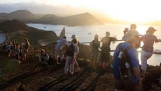 Auf Galapagos tummeln sich die Touristen. Durch günstige Flüge und mehr Hotels wird eine Reise dorthin für immer mehr Urlauber erschwinglich##Foto: Tourismusministerium Ecuador Auf Galapagos tummeln sich die Touristen. Durch günstige Flüge und mehr Hotels wird eine Reise dorthin für immer mehr Urlauber erschwinglich