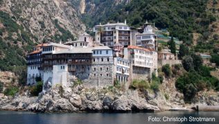 Das Kloster Dionysiou steht trotzig zwischen den Bergen von Chalkidiki##Foto: Christoph Strotmann Das Kloster Dionysiou steht trotzig zwischen den Bergen von Chalkidiki