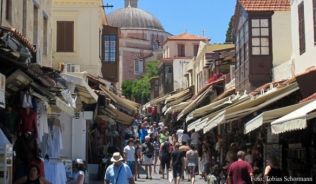 Die Einkaufsstraße in Rhodos-Stadt ist ein extrem touristischer Ort oft mit austauschbaren Billigsouvenirs. Doch es gibt auch noch viele versteckte Ecken ##Foto: Tobias Schormann Die Einkaufsstraße in Rhodos-Stadt ist ein extrem touristischer Ort oft mit austauschbaren Billigsouvenirs. Doch es gibt auch noch viele versteckte Ecken