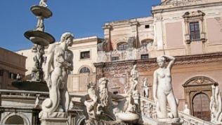 Wegen der nackten Figuren des Brunnens wird die Piazza Pretoria auch Piazza Vergogna genannt, der Schamplatz.##Foto: Driessen/dpa/tmn Wegen der nackten Figuren des Brunnens wird die Piazza Pretoria auch Piazza Vergogna genannt, der Schamplatz.