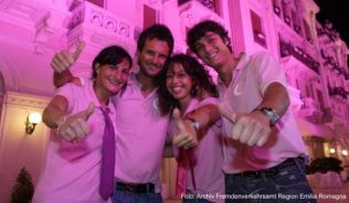 Rosarot sind die Nächte in Rimini: Das Festival »La Notte Rossa« findet jedes Jahr am 7. Juli statt - und soll Rimini auch für junge Urlauber wieder attraktiv machen##Foto: Archiv Fremdenverkehrsamt Region Emilia Romagna Rosarot sind die Nächte in Rimini: Das Festival »La Notte Rossa« findet jedes Jahr am 7. Juli statt - und soll Rimini auch für junge Urlauber wieder attraktiv machen
