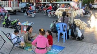 Vom »Riverside Bistro« lässt sich das bunte Treiben auf den Straßen von Phnom Penh beobachten##Foto: Bernd Kubisch Vom »Riverside Bistro« lässt sich das bunte Treiben auf den Straßen von Phnom Penh beobachten