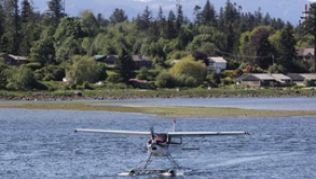 Fliegende Konkurrenz: Mehr als ein halbes Dutzend Fluggesellschaften teilen sich den Himmel über Campbell River - darunter auch Harbour Air##Foto: Bernd F. Meier Fliegende Konkurrenz: Mehr als ein halbes Dutzend Fluggesellschaften teilen sich den Himmel über Campbell River - darunter auch Harbour Air