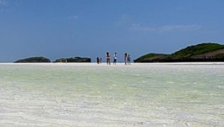 Es grüßt die blaue Lagune: Watamu hat einige der schönsten Strände Kenias.##Foto: Florian Sanktjohanser Es grüßt die blaue Lagune: Watamu hat einige der schönsten Strände Kenias.