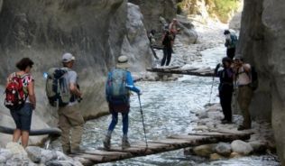 Bei einer Wanderung durch die Samaria-Schlucht müssen Urlauber 12,8 Kilometer und 1200 Höhenmeter zurücklegen.##Foto: David/dpa/tmn Bei einer Wanderung durch die Samaria-Schlucht müssen Urlauber 12,8 Kilometer und 1200 Höhenmeter zurücklegen.