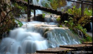 Auf Holzstegen über gurgelnde Kaskaden: Plankenwege verbinden die Seen und Wasserfälle.##Foto: Archiv Nationalpark Plitvicer Seen/dpa-tmn Auf Holzstegen über gurgelnde Kaskaden: Plankenwege verbinden die Seen und Wasserfälle.