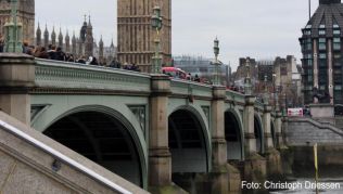 Auf der Westminster Bridge stürzt Bösewicht Blofeld am Ende von »Spectre« mit seinem Hubschrauber ab - und dort wird er dann auch verhaftet##Foto: Christoph Driessen Auf der Westminster Bridge stürzt Bösewicht Blofeld am Ende von »Spectre« mit seinem Hubschrauber ab - und dort wird er dann auch verhaftet