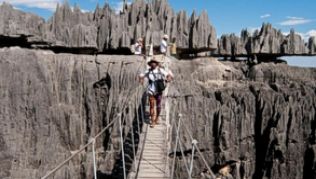 Spektakuläre Felsformationen locken Besucher in den Tsingy Nationalpark##Foto: ONTM Spektakuläre Felsformationen locken Besucher in den Tsingy Nationalpark