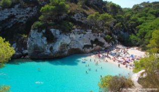 Absolut werbetauglich: die Macarelleta-Bucht. Wegen ihrer Schönheit, ist es dort im Sommer oft voll##Foto: Manuel Meyer/dpa-tmn Absolut werbetauglich: die Macarelleta-Bucht. Wegen ihrer Schönheit, ist es dort im Sommer oft voll