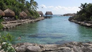 An der Stelle, wo sich einst der Hafen Polé (Xcaret) befand, steht heute ein Themenpark##Foto: Franz Smets An der Stelle, wo sich einst der Hafen Polé (Xcaret) befand, steht heute ein Themenpark