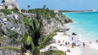 Im Küstenort Tulum schließt sich der Kreis: Hier bauten die Maya eine ihrer letzten großen Anlagen. Heute ankern in der Nähe riesige Kreuzfahrtschiffe mit Touristen. ##Foto: Michael Juhran Im Küstenort Tulum schließt sich der Kreis: Hier bauten die Maya eine ihrer letzten großen Anlagen. Heute ankern in der Nähe riesige Kreuzfahrtschiffe mit Touristen.