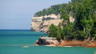 Klippen von 20 Metern Höhe und mehr: Die Pictured Rocks wurden 1966 als erste National Lakeshore der USA unter besonderen Schutz gestellt##Foto: Christian Röwekamp Klippen von 20 Metern Höhe und mehr: Die Pictured Rocks wurden 1966 als erste National Lakeshore der USA unter besonderen Schutz gestellt