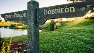 Wegweiser in Hobbiton: An den neuseeländischen Filmschauplätzen kommen Tolkien-Fans ihren Helden ganz nahe. Foto: Hobbiton Movie Set##Foto: Hobbiton Movie Set Wegweiser in Hobbiton: An den neuseeländischen Filmschauplätzen kommen Tolkien-Fans ihren Helden ganz nahe