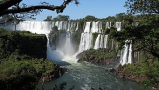 Die Wasserfälle von Iguacu auf der Grenze zwischen Argentinien und Brasilien sind eine spektakuläre Attraktion. Wer nach Paraguay reist, sollte auf jeden Fall vorbeischauen - denn weit ist es nicht##Foto: Detlef Berg Die Wasserfälle von Iguacu auf der Grenze zwischen Argentinien und Brasilien sind eine spektakuläre Attraktion. Wer nach Paraguay reist, sollte auf jeden Fall vorbeischauen - denn weit ist es nicht