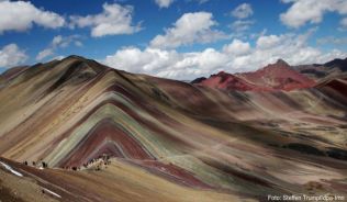 Der Rainbow Mountain ist ein noch eher unbekanntes Reiseziel in Peru doch er könnte noch ganz groß rauskommen Der Rainbow Mountain ist ein noch eher unbekanntes Reiseziel in Peru doch er könnte noch ganz groß rauskommen