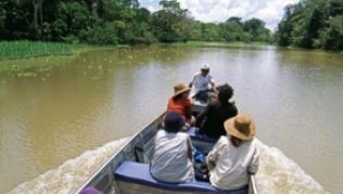 Mit Booten fahren die Agenturen in Iquitos ihre Kunden in die wilde Natur des Amazonasbeckens - es ist der einzige Weg in die Wildnis##Foto: PromPerú/ Michael Tweddle Mit Booten fahren die Agenturen in Iquitos ihre Kunden in die wilde Natur des Amazonasbeckens - es ist der einzige Weg in die Wildnis