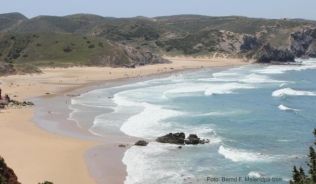 Carrapateira gilt unter Wellenreitern als Hotspot. Surfer beleben hier die Strände##Foto: Bernd F. Meier/dpa-tmn Carrapateira gilt unter Wellenreitern als Hotspot. Surfer beleben hier die Strände