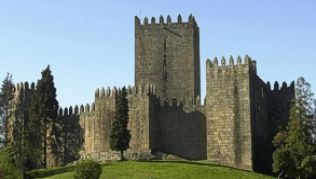 Die Burg von Guimarães ist für viele Portugiesen ein Nationalheiligtum.##Foto: Turismo de Portugal Die Burg von Guimarães ist für viele Portugiesen ein Nationalheiligtum.