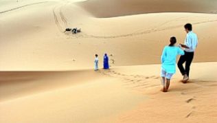 Touristen erleben Marokkos Sahara beim Kameltrekking ganz ursprünglich.##Foto: Marokkanisches Fremdenverkehrsamt Touristen erleben Marokkos Sahara beim Kameltrekking ganz ursprünglich.