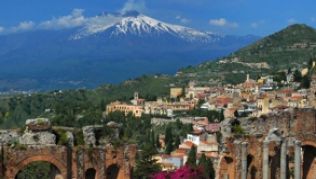 Von Taormina aus sieht man Europas größten Vulkan, den Ätna, gut.##Foto: Wolfgang Thieme Von Taormina aus sieht man Europas größten Vulkan, den Ätna, gut.