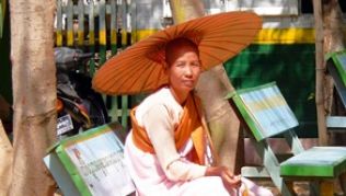 Novizin auf einer Parkbank in Mandalay##Foto: reisefieber.net Novizin auf einer Parkbank in Mandalay