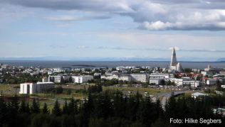 Reykjavík ist überschaubar. Das Stadtbild wird von der Kirche Hallgrímskirkja geprägt##Foto: Hilke Segbers Reykjavík ist überschaubar. Das Stadtbild wird von der Kirche Hallgrímskirkja geprägt
