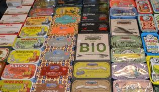 Mit Chili, Zitrone oder Olive: Sardinen stehen in Lissabon kulinarisch im Mittelpunkt auch in der Dose.##Foto: Ute Müller/dpa-tmn Mit Chili, Zitrone oder Olive: Sardinen stehen in Lissabon kulinarisch im Mittelpunkt auch in der Dose.