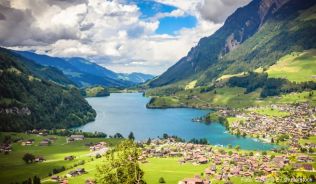 Da die Schweiz nicht Mitglied der EU ist, gilt es, bei der Einreise einiges zu beachten Da die Schweiz nicht Mitglied der EU ist, gilt es, bei der Einreise einiges zu beachten
