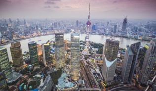 Tradition und Moderne, nur durch den Huangpu-Fluss getrennt: So präsentiert sich die Millionenmetropole Shanghai##Foto: fotolia.com © SeanPavonePhoto Tradition und Moderne, nur durch den Huangpu-Fluss getrennt: So präsentiert sich die Millionenmetropole Shanghai