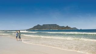 Spazieren am Strand, im Hintergrund der Tafelberg: So lässt es sich in Südafrika urlauben##Foto: dein-suedafrika.de Spazieren am Strand, im Hintergrund der Tafelberg: So lässt es sich in Südafrika urlauben