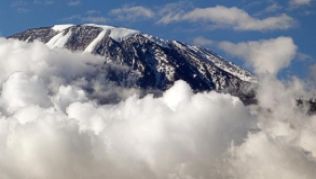 Majestätische Legende: Zigtausende Bergsteiger fliegen jedes Jahr nach Tansania, um den Kilimandscharo zu bezwingen##Foto: Florian Sanktjohanser Majestätische Legende: Zigtausende Bergsteiger fliegen jedes Jahr nach Tansania, um den Kilimandscharo zu bezwingen