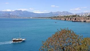 Wer Antalya von seiner ruhigen Seite erleben will, muss im Frühling in die Türkei reisen. Dann gibt es im Urlaub in Antalya allerdings weder Partys am Strand noch Sonnengarantie.##Foto: Carina Frey Wer Antalya von seiner ruhigen Seite erleben will, muss im Frühling in die Türkei reisen. Dann gibt es im Urlaub in Antalya allerdings weder Partys am Strand noch Sonnengarantie.