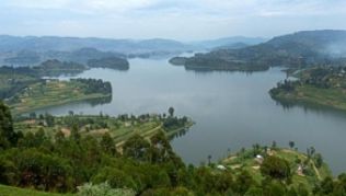 Der Lake Bunyonyi ist der neue Star unter den vielen Seen Ugandas. Sein grünes Wasser ist frei von Bilharziose und Krokodilen##Foto: Florian Sanktjohanser Der Lake Bunyonyi ist der neue Star unter den vielen Seen Ugandas. Sein grünes Wasser ist frei von Bilharziose und Krokodilen