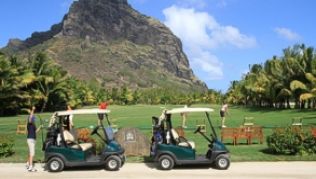 Abschlag direkt unter dem beeindruckenden Le-Morne-Brabant-Gipfel: Der «Paradis»-Golfclub liegt im Südwesten von Mauritius.##Foto: Bernhard Krieger Abschlag direkt unter dem beeindruckenden Le-Morne-Brabant-Gipfel: Der «Paradis»-Golfclub liegt im Südwesten von Mauritius.