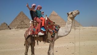 An den Touristenattraktionen in Ägypten wie der Cheops-Pyramide ist kaum etwas los - die Zahl der Besucher ist zwar gestiegen, liegt aber noch unter der des Rekordjahres 2010.##Foto: Kühn An den Touristenattraktionen in Ägypten wie der Cheops-Pyramide ist kaum etwas los - die Zahl der Besucher ist zwar gestiegen, liegt aber noch unter der des Rekordjahres 2010.