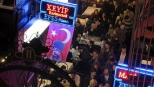 »Die Stadt schläft, aber Taksim schläft nie«: Die Partyszene von Istanbul ist berühmt. Ein Zentrum ist die Nevizade Gasse im Viertel Taksim.##Foto: Canan Sevil »Die Stadt schläft, aber Taksim schläft nie«: Die Partyszene von Istanbul ist berühmt. Ein Zentrum ist die Nevizade Gasse im Viertel Taksim.