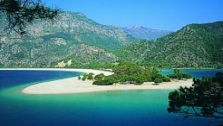 Im Sommer 2012 sollen noch mehr Urlauber an den Stränden der Türkei wie hier in Ölüdeniz baden.##Foto: Ministerium für Kultur und Tourismus der Republik Türkei Im Sommer 2012 sollen noch mehr Urlauber an den Stränden der Türkei wie hier in Ölüdeniz baden.